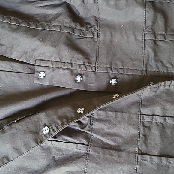 Black sleeveless blouse with snap closures. Size small - Picture 6 of 8